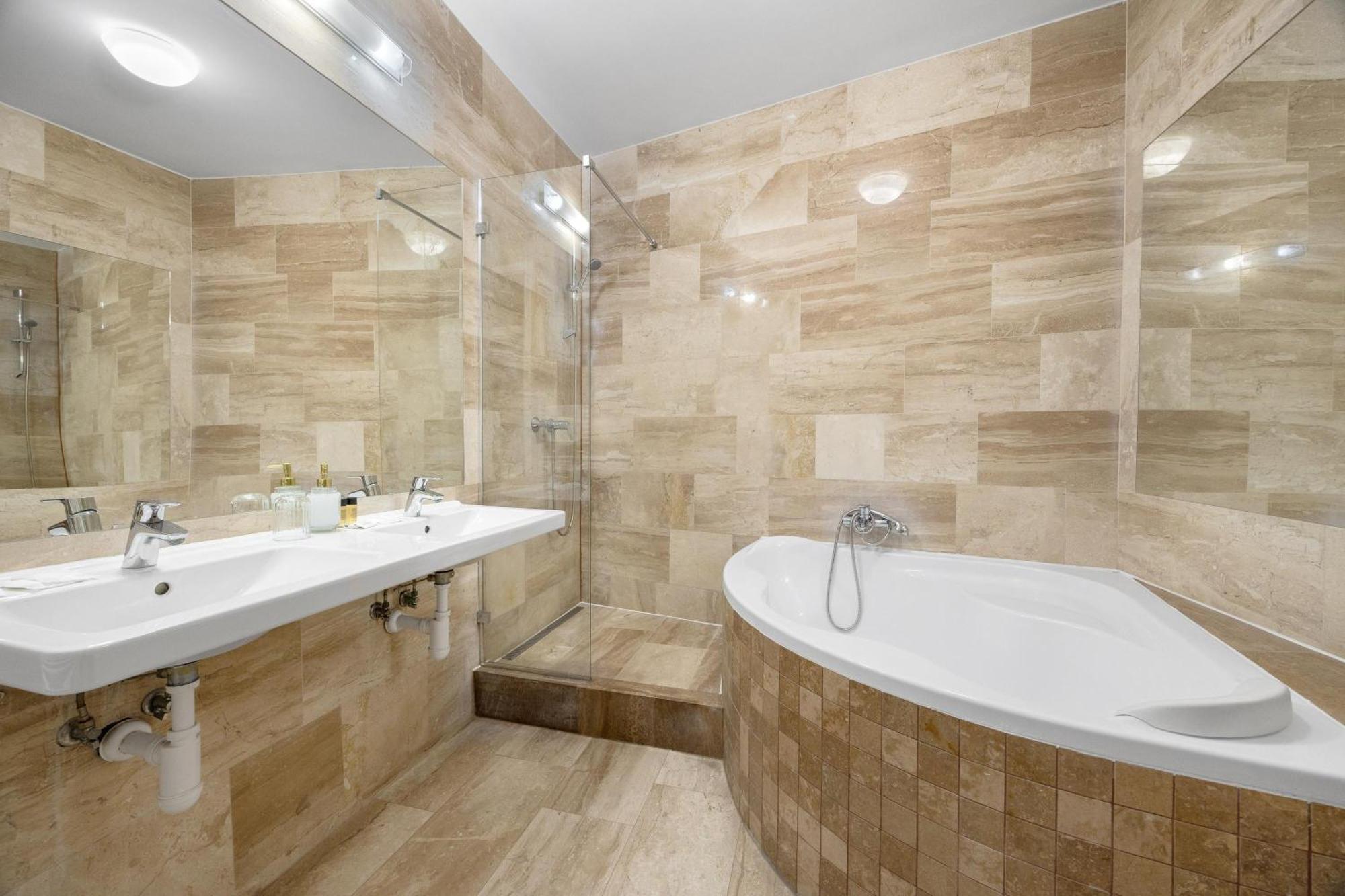 Hotel Reverie - Dependance, Check-In At Metropolitan Star Bratislava Exterior foto