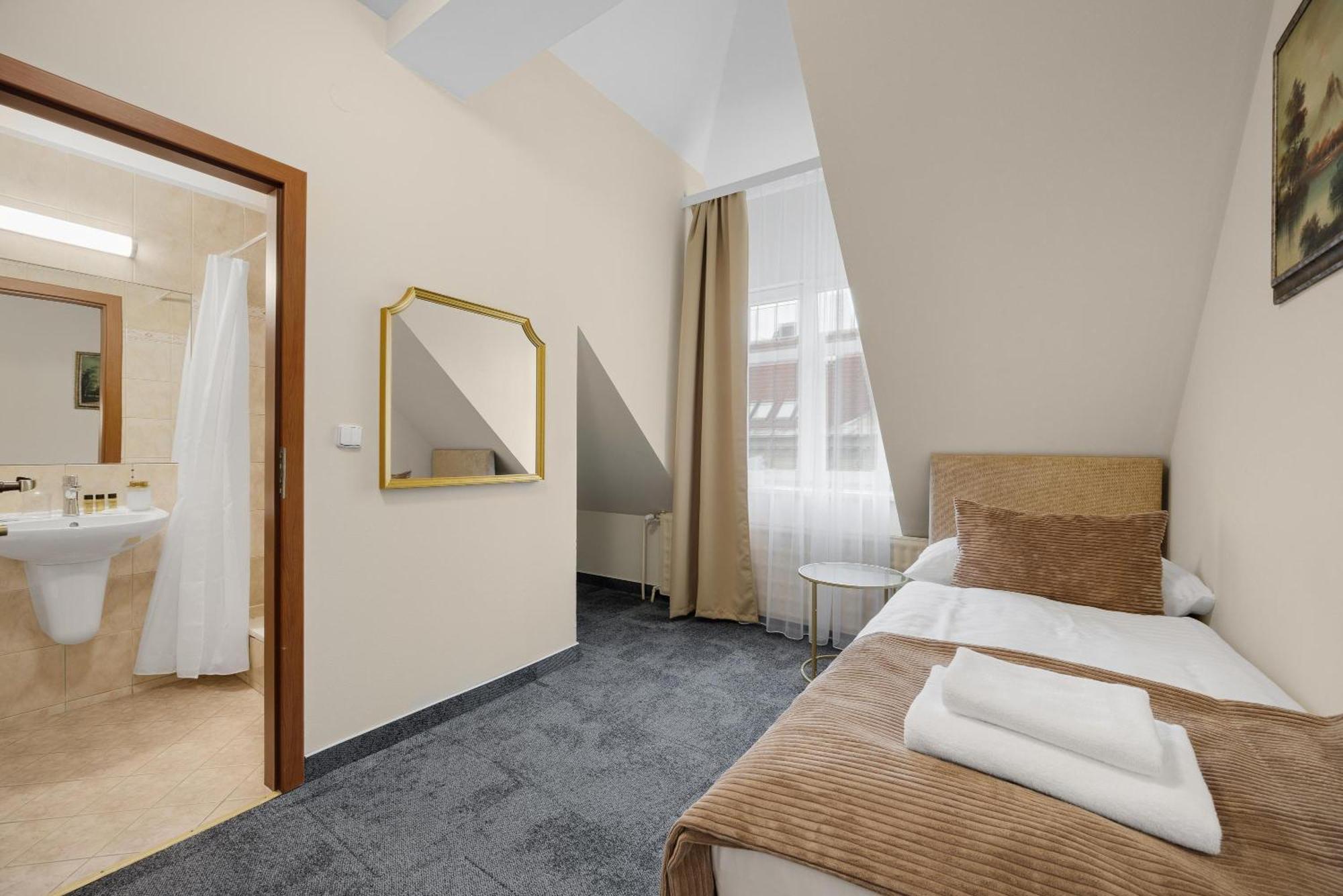Hotel Reverie - Dependance, Check-In At Metropolitan Star Bratislava Exterior foto