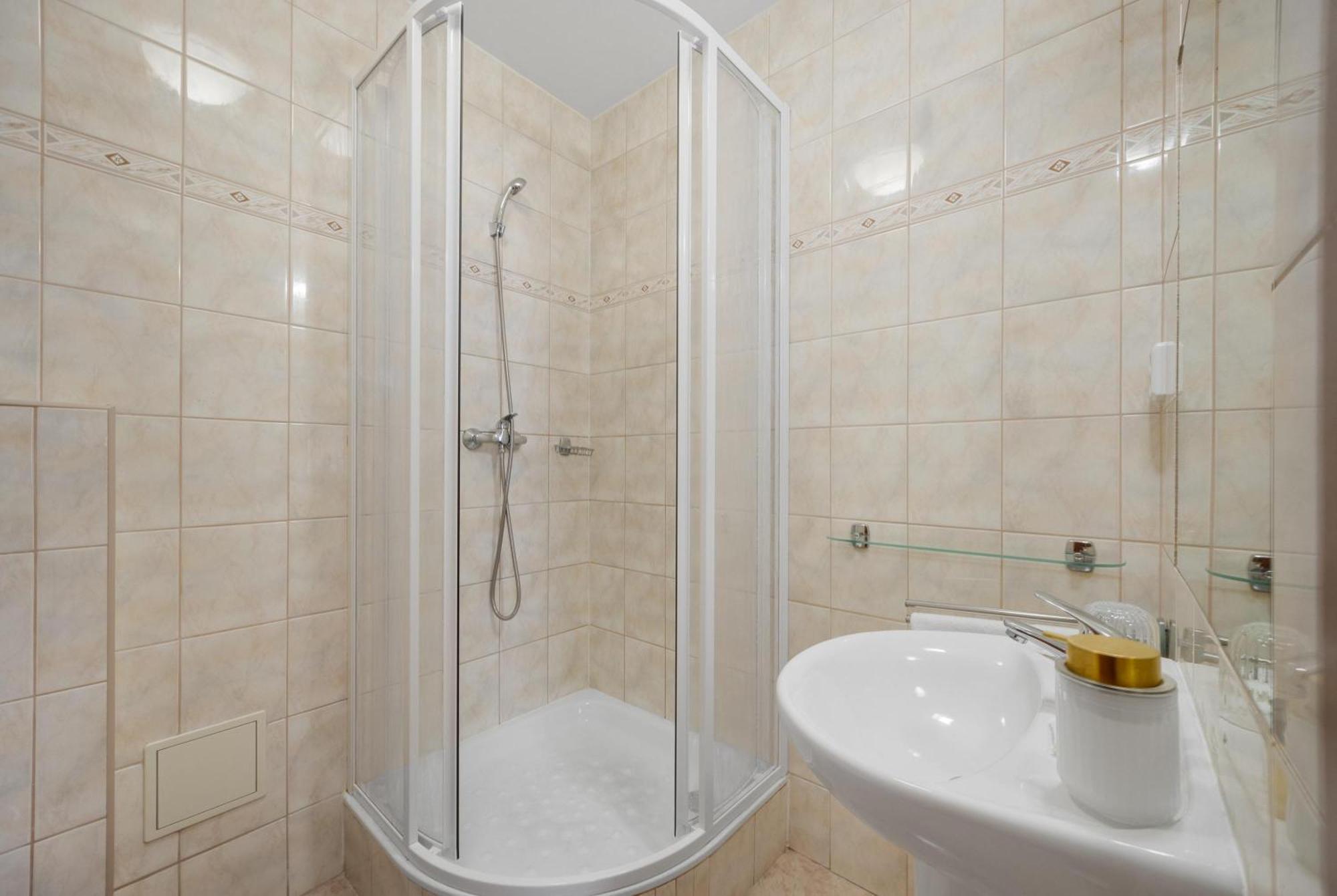 Hotel Reverie - Dependance, Check-In At Metropolitan Star Bratislava Exterior foto