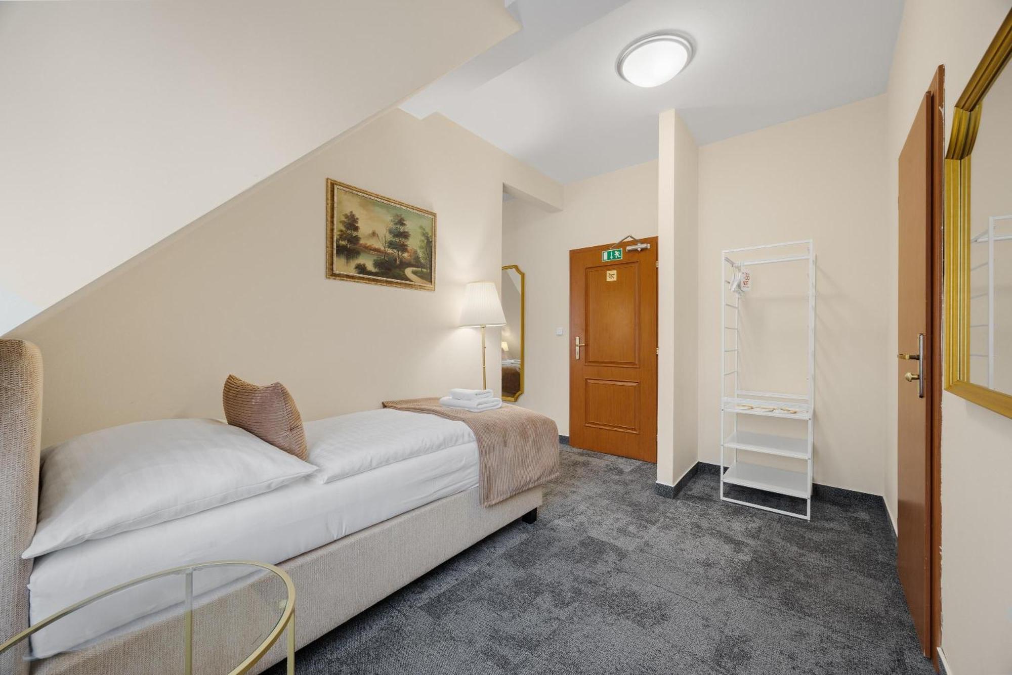 Hotel Reverie - Dependance, Check-In At Metropolitan Star Bratislava Exterior foto