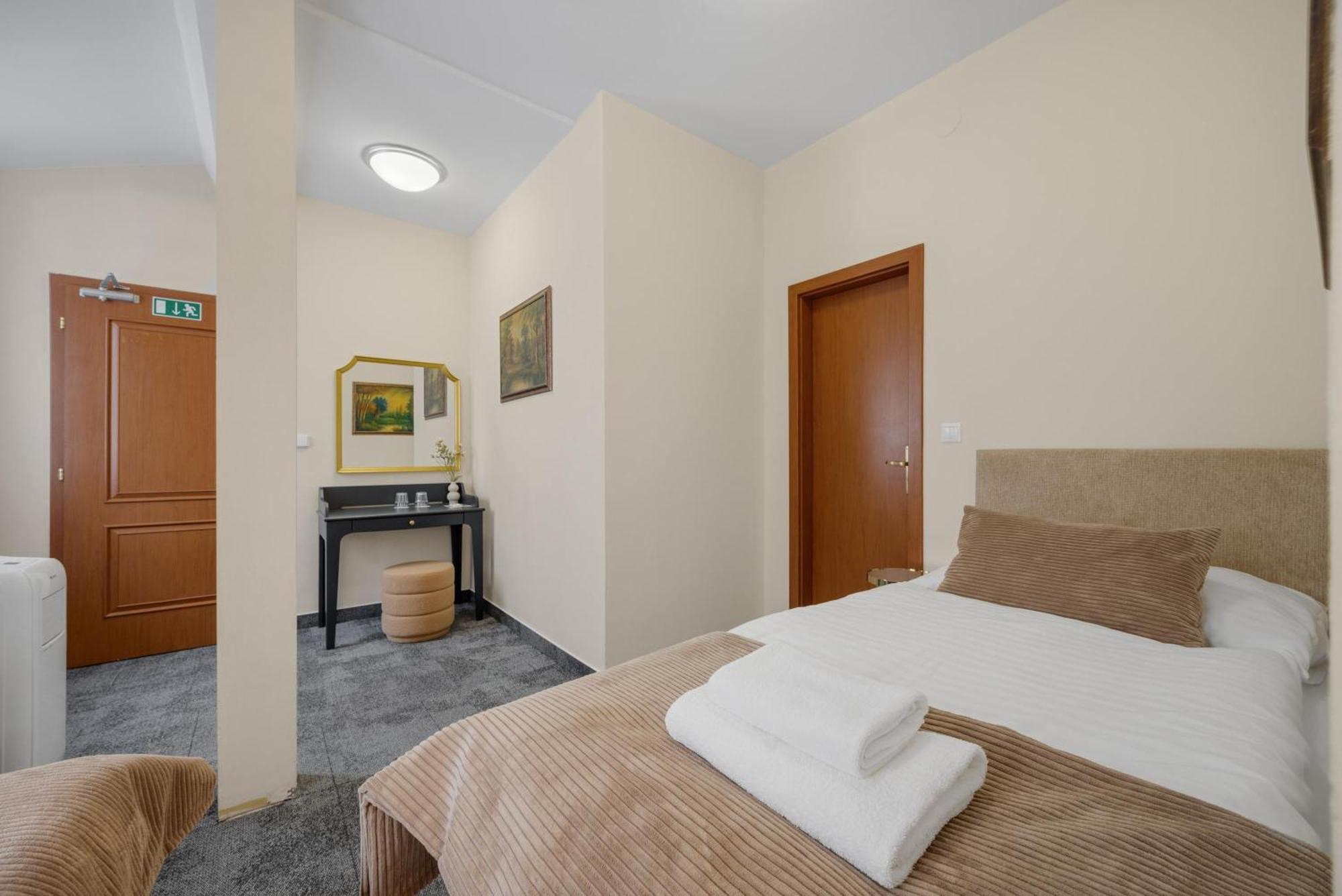 Hotel Reverie - Dependance, Check-In At Metropolitan Star Bratislava Exterior foto