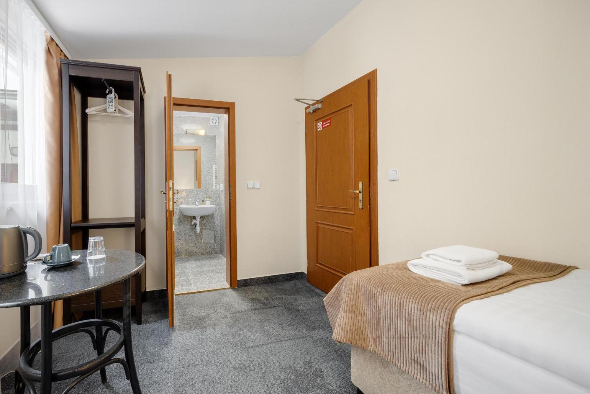 Hotel Reverie - Dependance, Check-In At Metropolitan Star Bratislava Exterior foto